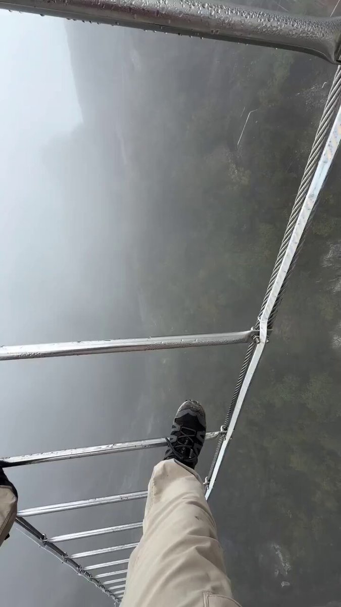 Çin'de Dünyanın En Dik Merdiveninde Nefes Kesen Tırmanış