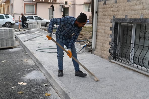 Emirdağ'da Çaydere Bölgesinde Kaldırım ve Altyapı Çalışmaları Hız Kesmiyor