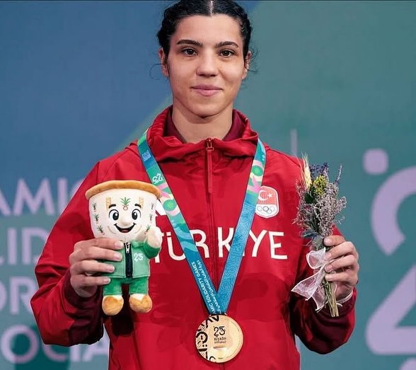 Kübra Kocakuş, Riyad'daki İslami Dayanışma Oyunları'nda Altın Madalya Kazandı