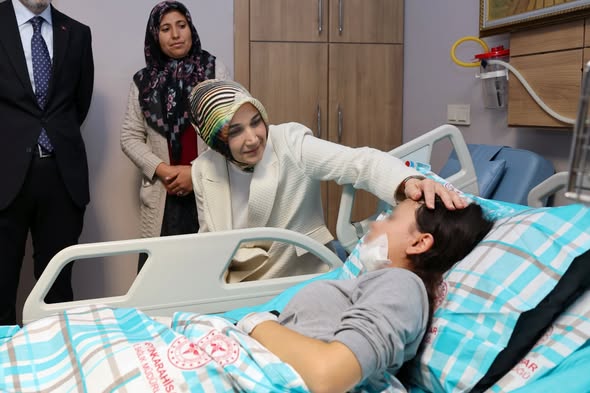 Afyonkarahisar Valisi'nden Kazada Yaralanan Öğrencilere Ziyaret