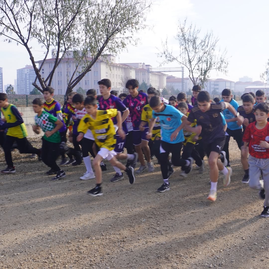 Afyonkarahisar'da Okul Sporları Kros Müsabakaları Heyecanla Tamamlandı