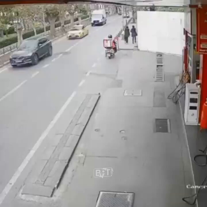 Üsküdar'da Ambulans Yol Veren Motosiklete Arkadan Çarpıldı