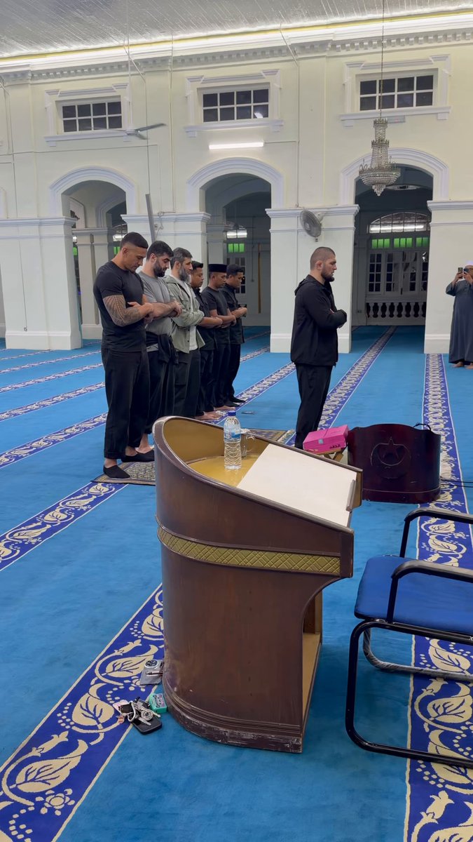 Eski UFC Şampiyonu Khabib Nurmagomedov'dan Anlamlı Cuma Namazı