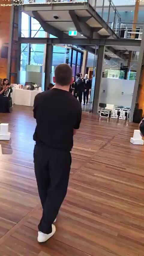 Avustralya'da Gelin ve Damat, Düğün Salonuna Futbol Takımı Gibi Girdi