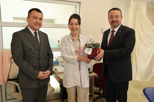 Sandıklı Belediye Başkanı, 22 Kasım Diş Hekimleri Günü'nde Sağlık Çalışanlarını Ziyaret Etti