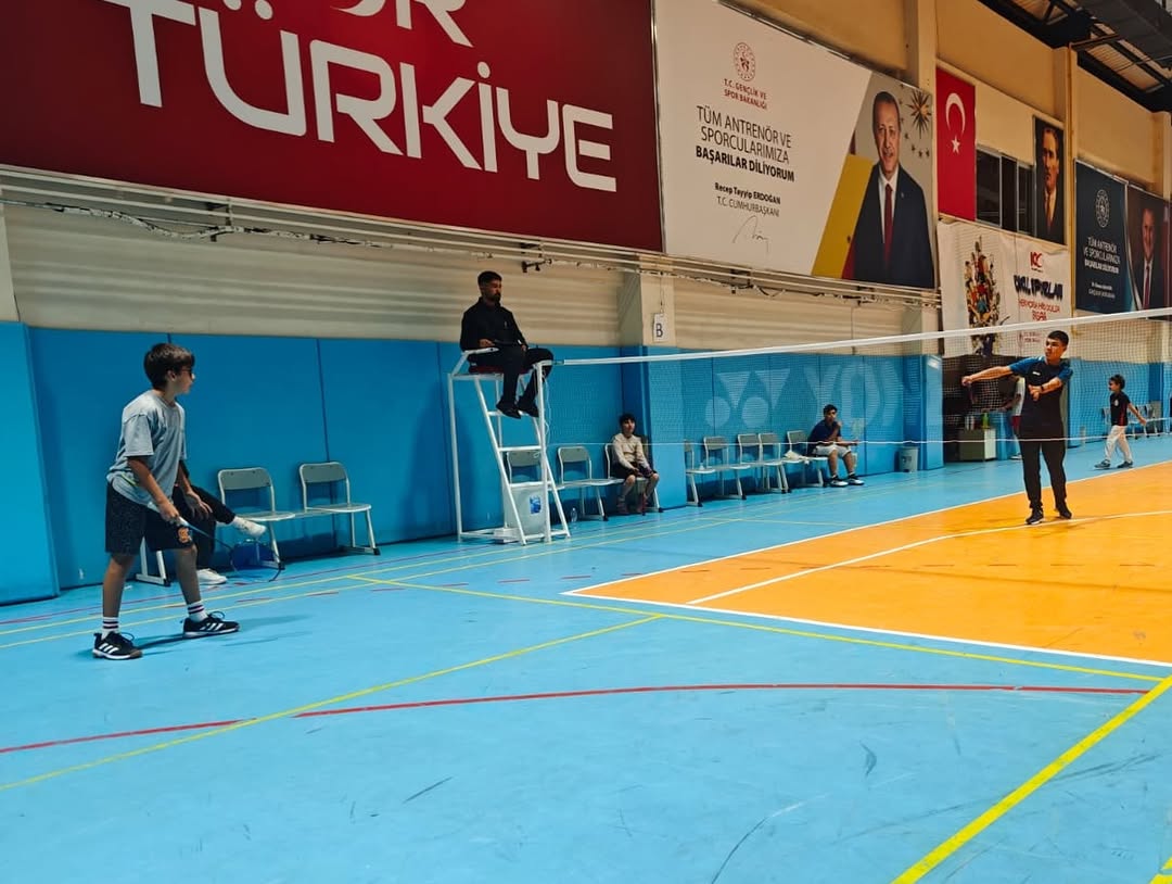 Afyonkarahisar'da Öğretmenler Günü Badminton Turnuvası Coşkusu