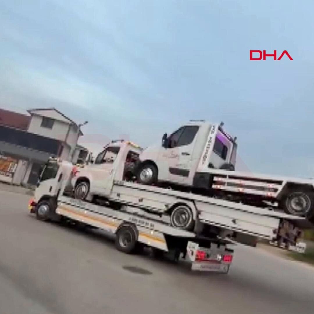 Düzce'de Çekici Taşıyan Çekici Trafiğe Takıldı