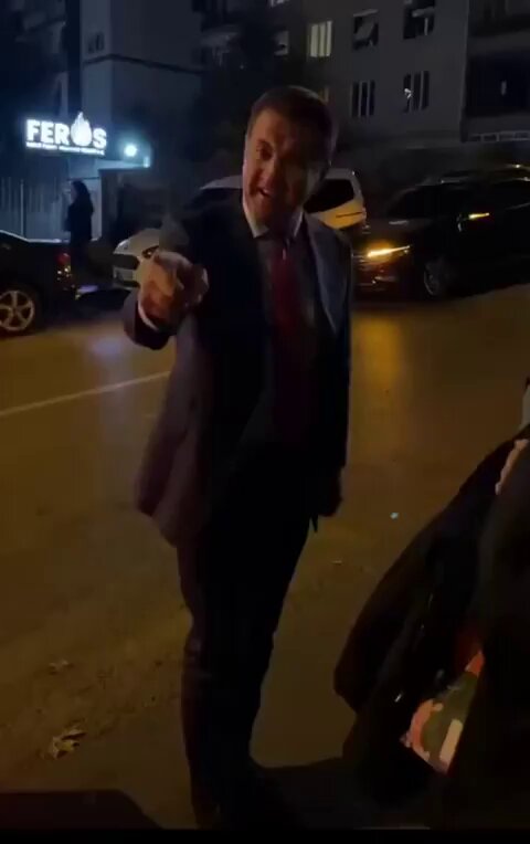 Mustafa Sarıgül, Ankara'daki Kızılay Tabelasına Asılarak Eylemini Gerçekleştirdi