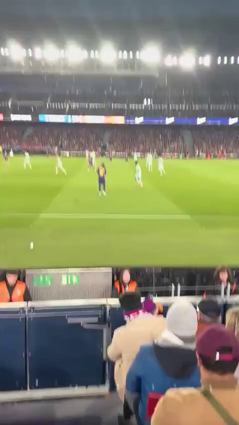 Beşiktaş Taraftarından Maç Sırasında Lamine Yamal'a Çağrı: 