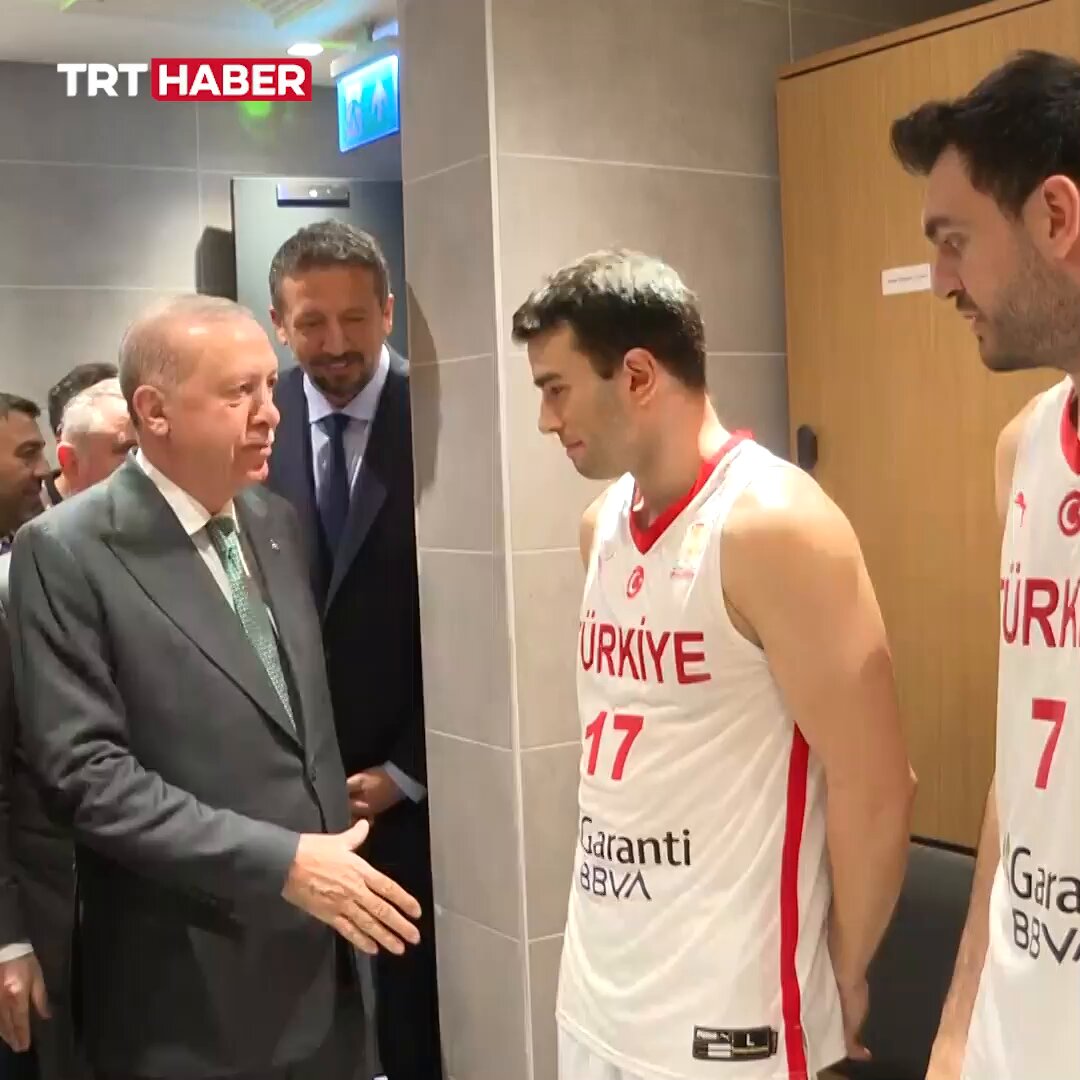 Türkiye Cumhurbaşkanı Erdoğan, Milli Basketbol Takımı'nı Soyunma Odasında Ziyaret Etti