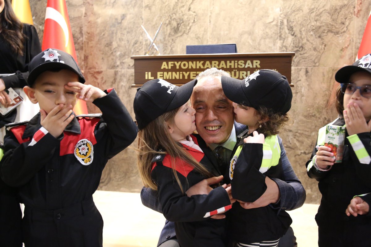 Afyonkarahisar'da Minik Öğrencilerden Emniyet Müdürlüğü'ne Anlamlı Ziyaret