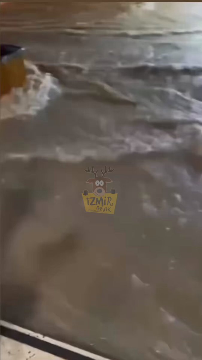 İzmir Çeşme'deki Sağanak Yağış Sokakları Göle Çevirdi