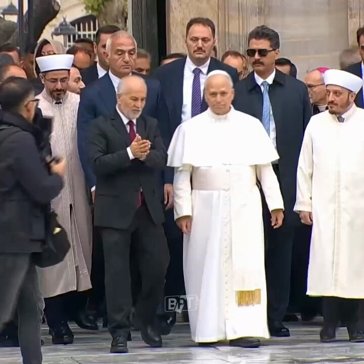 Papa Francesco Sultanahmet Camii'ni Çoraplarıyla Ziyaret Etti