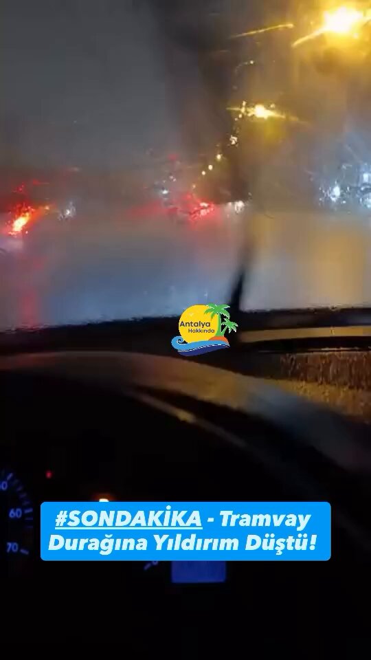 Antalya'da Tramvay Hattına Yıldırım Düştü: Seferler Askıya Alındı