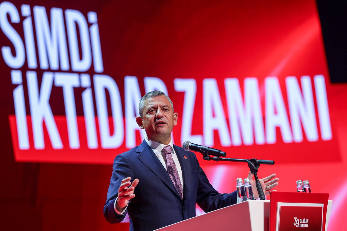 CHP'de Değişim Rüzgârı: Özgür Özel, Güçlü Destekle Yeniden Genel Başkan Seçildi