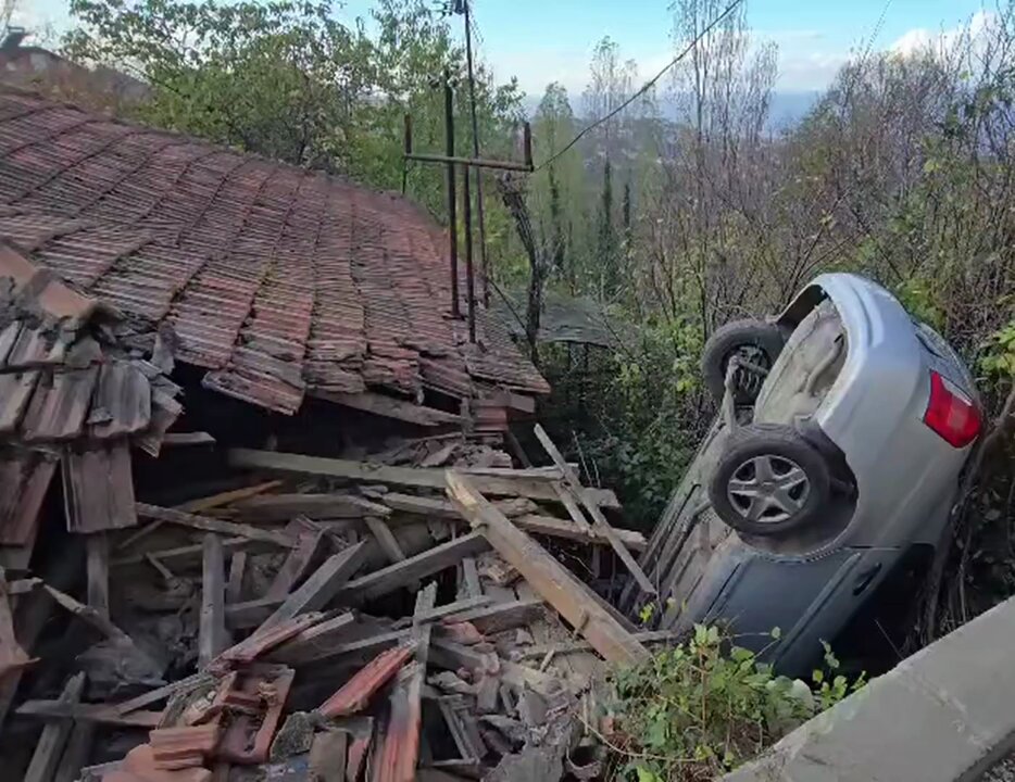 Zonguldak'ta Otomobil Kontrolden Çıkarak Evin Çatısına Uçtu: 3 Kişi Yaralanmadan Kurtuldu