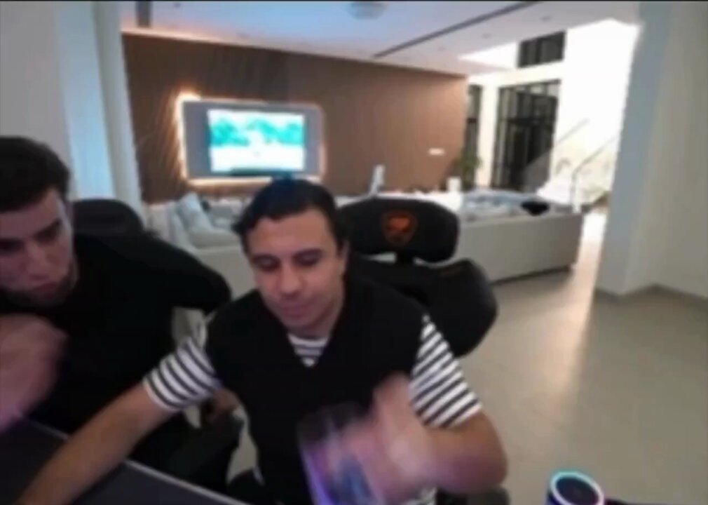 Rus Yayıncı Subo, Hakaretlerinin Ardından MMA Dövüşçüsünden Dayak Yedi