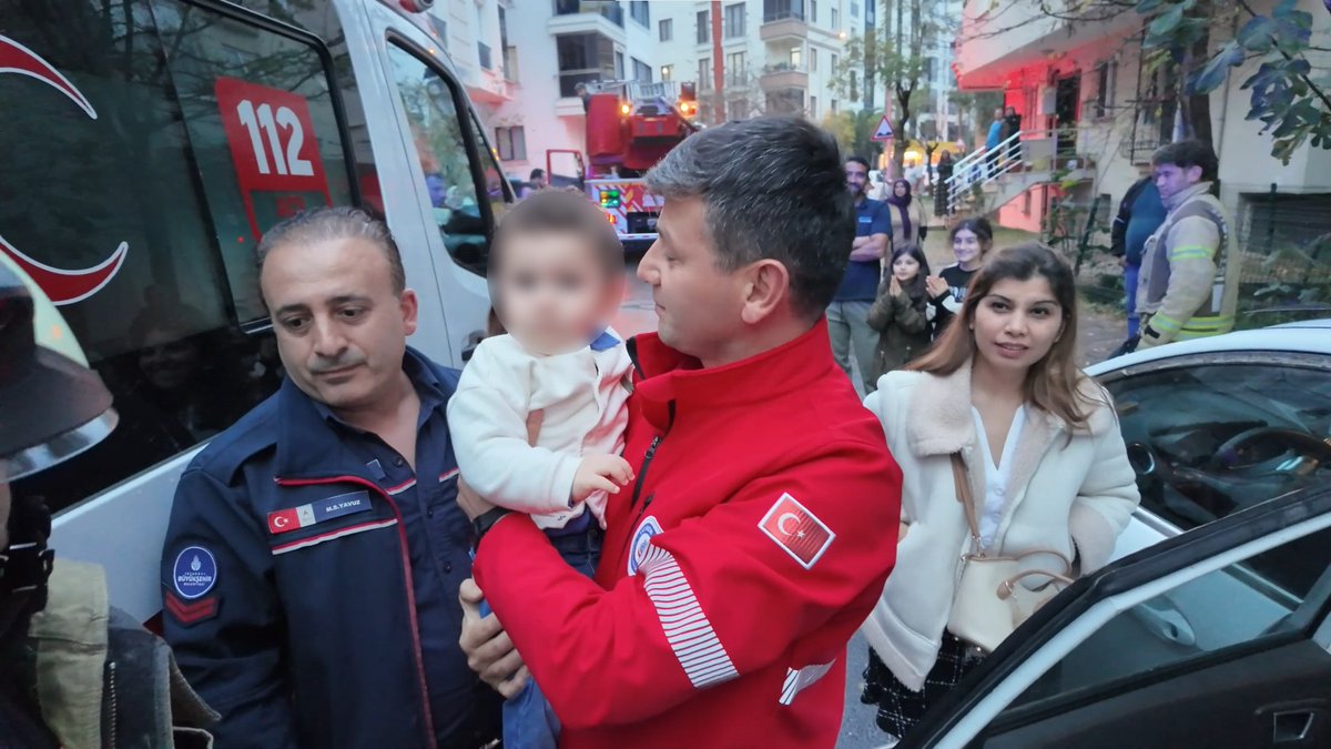 Çekmeköy'de Otomobilde Unutulan Bebek İtfaiye Ekipleri Tarafından Kurtarıldı