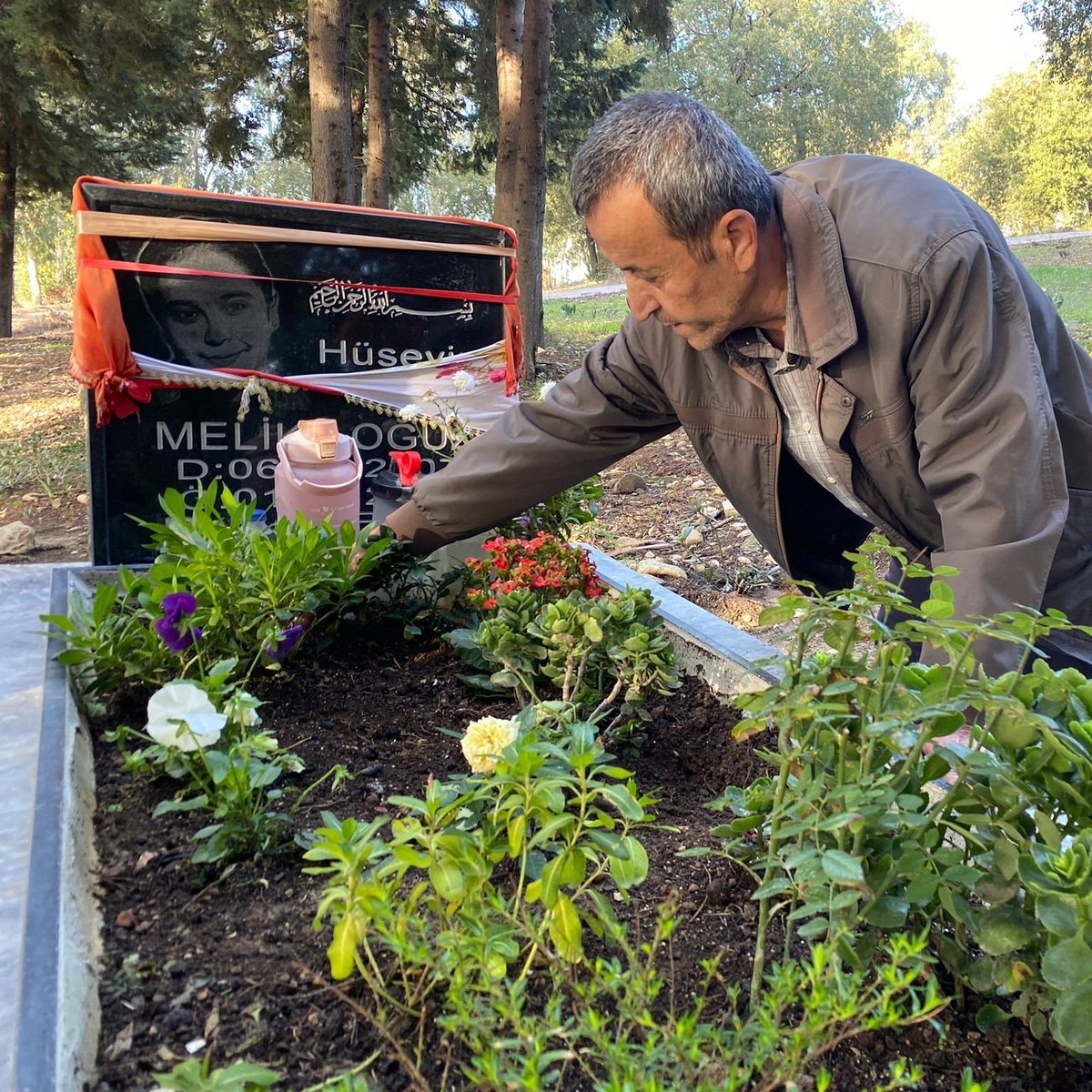 Mezar Çiçeklerinin Acılı Hikayesi: Bir Babanın Feryadı