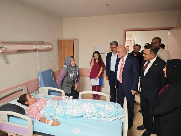 AK Parti Afyonkarahisar İl Başkanı ve Milletvekilleri, Bolvadin'deki Servis Kazası Sonrası Öğrencileri Ziyaret Etti