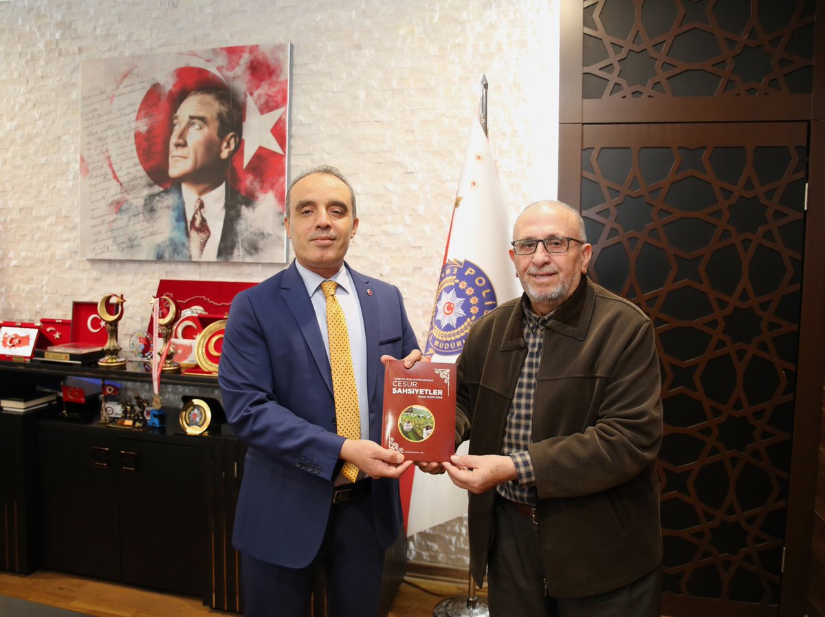 Afyonkarahisar'da Emniyet Müdürü'ne Vatan Sevgisi Temalı Özel Şiir Takdimi