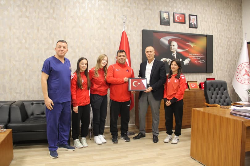 Afyonkarahisar'ın Güreşçi Kadınları Başhekim'i Ziyaret Etti