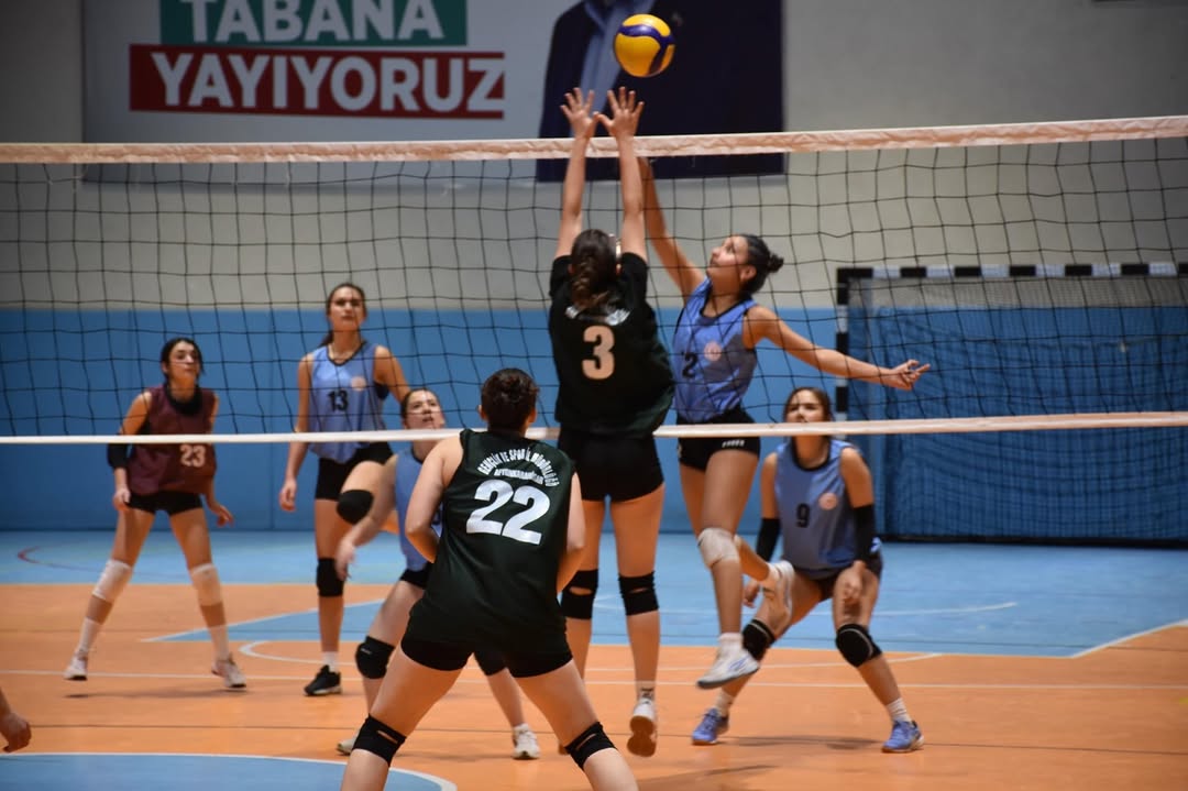 Afyonkarahisar'da Yurt Lig Voleybol Kız Şampiyonu Safiye Sultan Yurdu