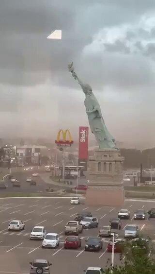 Brezilya'daki Özgürlük Heykeli Replikası Şiddetli Rüzgar Nedeniyle Devrildi