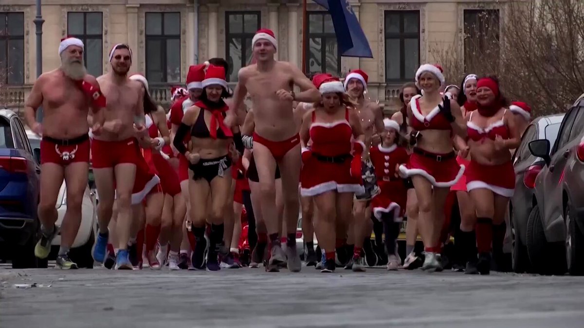 Budapeşte'de Yarı Çıplak Noel Baba Koşusu Renkli Görüntülere Sahne Oldu