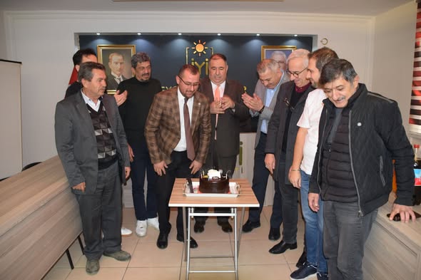 İYİ Parti Afyonkarahisar'dan İlçe Başkanı İzzet Köken'e Doğum Günü Sürprizi
