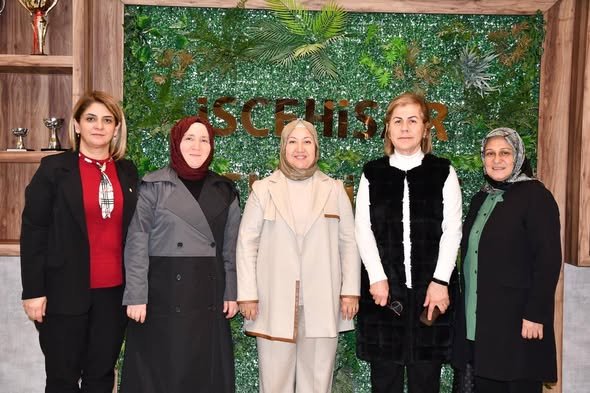 İscehisar Belediye Başkanı Kılınçarslan, AK Partili Kadın Kolları Yöneticilerini Ağırladı