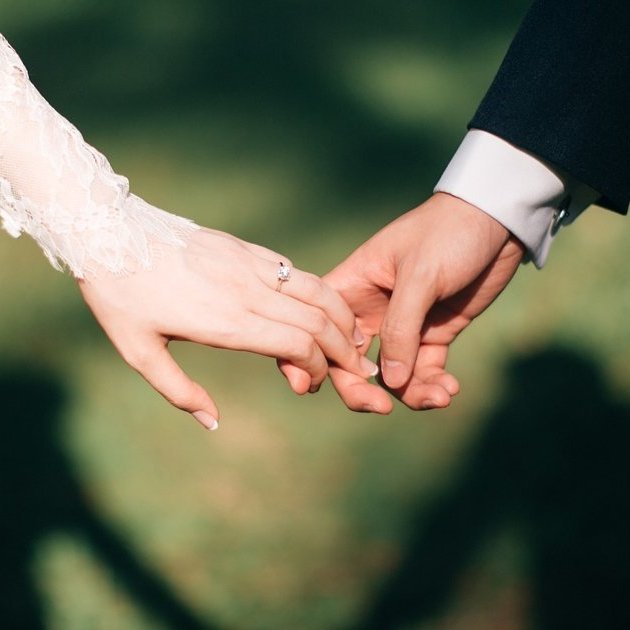 İzmir'de Boşanma Davasında Erkek Eşe Aylık 5 Bin TL Nafaka Ödemeye Mahkum Edildi