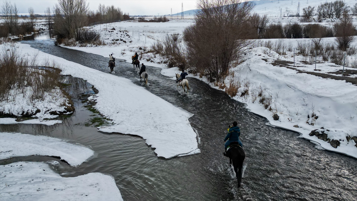 Erzurum'da Karla Kaplı Arazide Atlı Safari Heyecanı