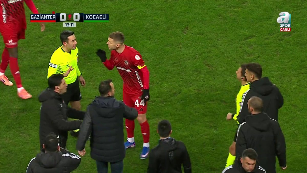 Burak Yılmaz'dan Kırmızı Kart Sonrası Özür Açıklaması