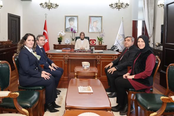 Afyonkarahisar Olgunlaşma Enstitüsü'nden Vali Yiğitbaşı'na Özel Tepme Keçe Ceket