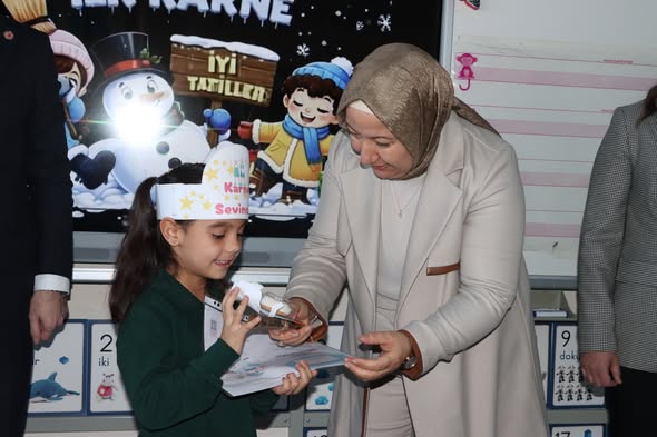 İscehisar'da Öğrenciler Karnelerini Aldı