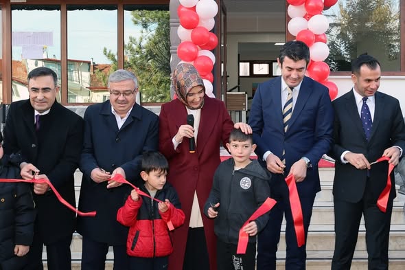Afyonkarahisar'ın Ahmetpaşa Beldesi'ne Gençlik Merkezi Açıldı