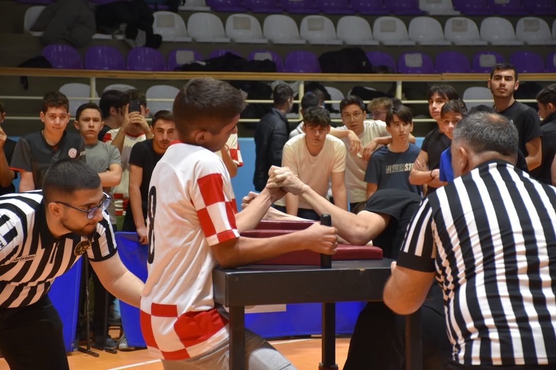 Afyonkarahisar'da Okul Sporları Gençler Bilek Güreşi Müsabakaları Tamamlandı