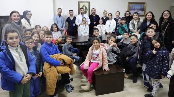 Afyonkarahisar'da Minik Öğrencilerden Hastane Ziyareti: Sağlık Mesleklerini Yakından Tanıdılar