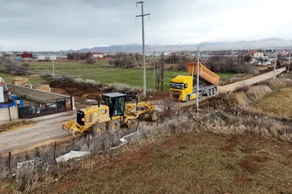 Bolvadin'de Çiftlik Yollarında Yenileme Çalışmaları Hız Kesmeden Devam Ediyor
