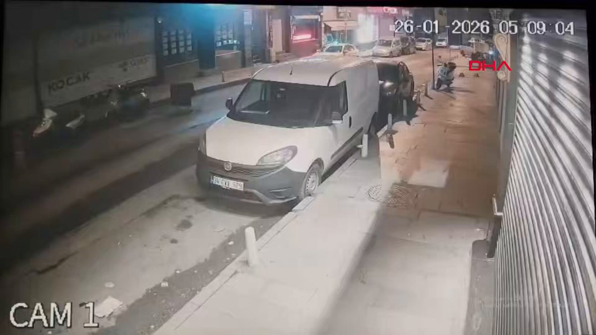 İstanbul'da Sokak Ortasında Silahlı Saldırı: Genç Zanlı Kalaşnikofla Saldırdı