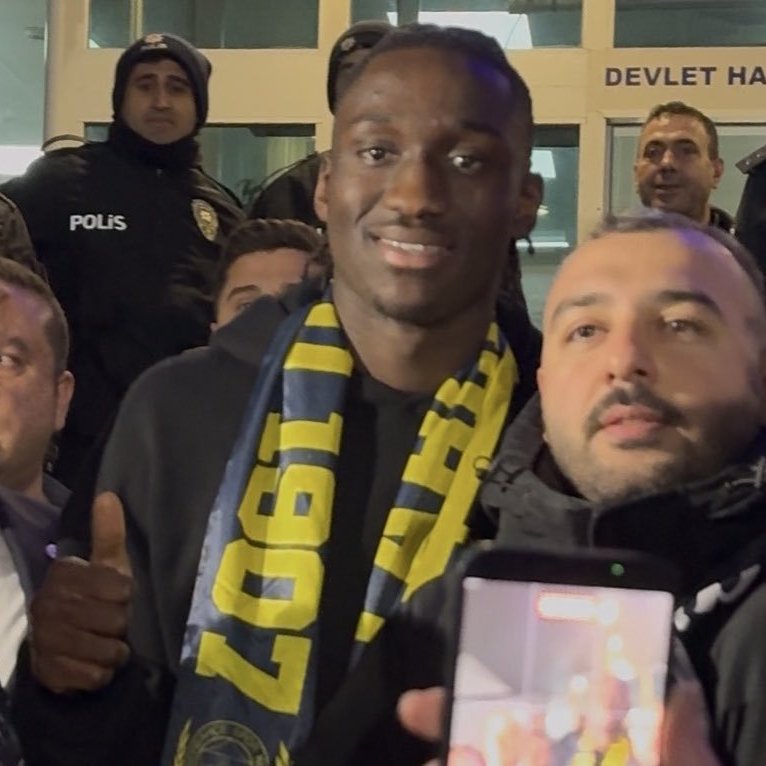 Fenerbahçe'nin Yeni Transferi Sidiki Cherif, Ailesinden 12 Kişiyi Daha İstanbul'a Getirdi