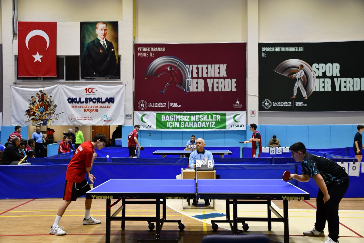 Afyonkarahisar'da Masa Tenisi Gençler Grup Müsabakaları Başladı