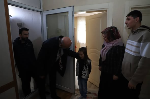 Afyonkarahisar'da Minareler Süngü Şiiri Okuyan Öğrenciye Tablet Hediye Edildi