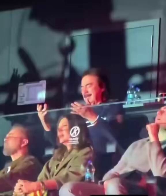 Tarkan, Orhan Gencebay Konserinde Sürpriz Hatasız Kul Olmaz Performansıyla Sahne Aldı