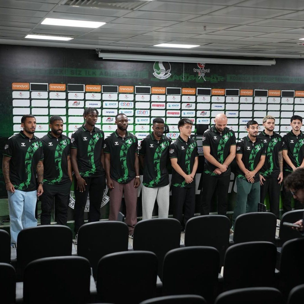 Sakaryaspor'dan Transfer Atağı: 12 Yeni Futbolcu Açıklandı