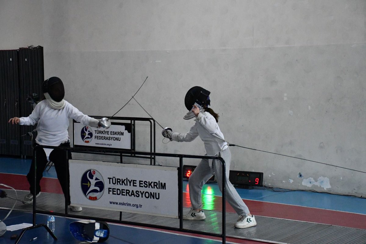 Afyonkarahisar'da Okul Sporları Eskrim Müsabakaları Büyük İlgi Gördü