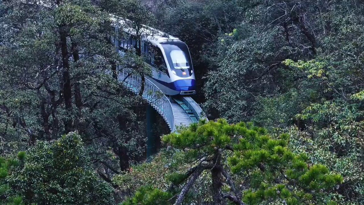 Çin'in Dağlık Bölgelerinde Turistik Tren Hattı Açıldı