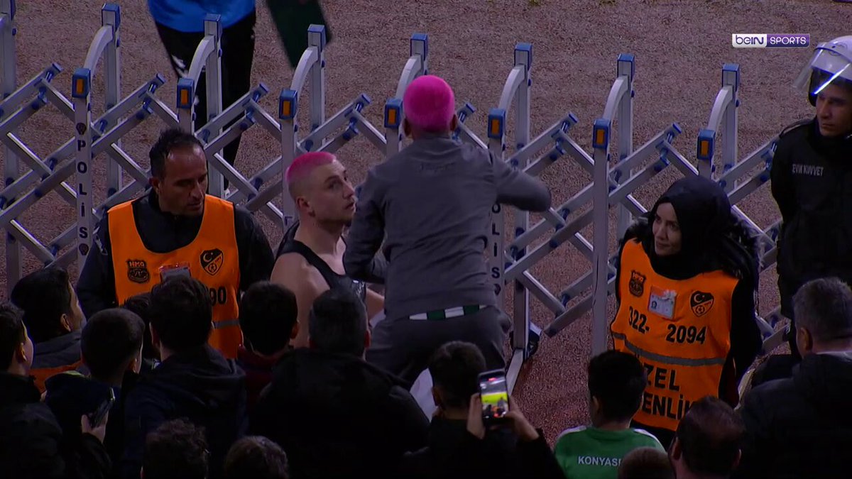 Konyaspor Taraftarı, Takımına Desteğini Pembe Saçlarla Gösterdi