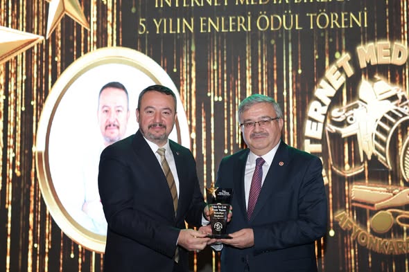 Sandıklı Belediye Başkanı Adnan Öztaş'a 'Yılın En Çok Proje Yapan Belediye Başkanı' Ödülü